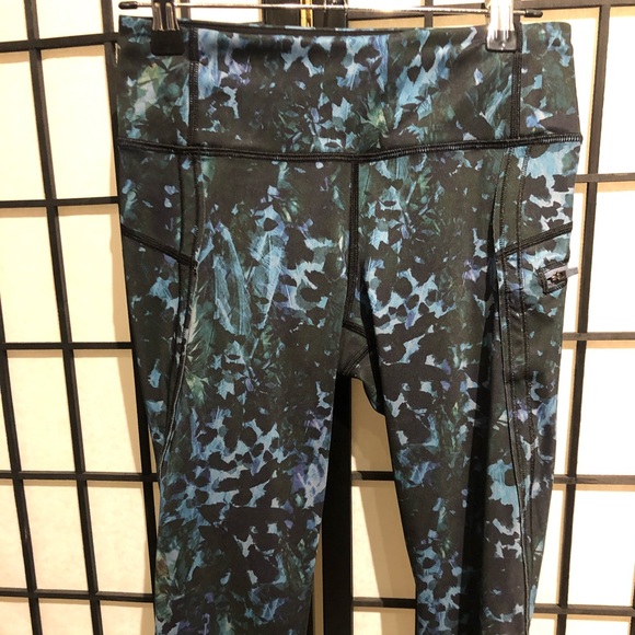Lululemon blue and black speckled crops. Size 4 - Picture 3 of 4